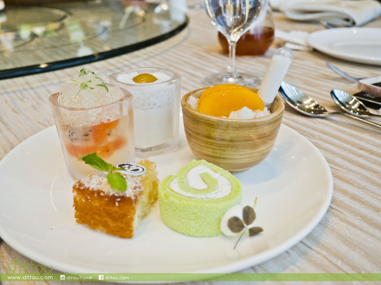 （左上起）火龍果木瓜金柚果凍、芒果椰子西米布甸、香芒慕絲糯米飯；（左下起）椰子菠蘿蛋糕、斑蘭椰子卷蛋糕