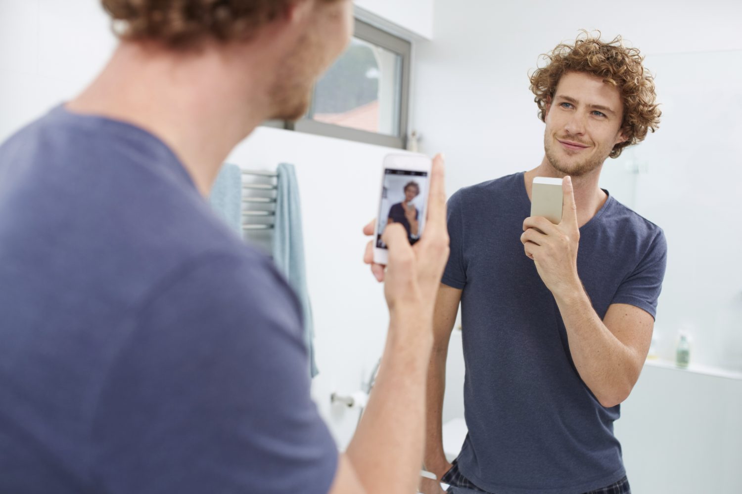 A young man talking a selfie in his bathroomhttp://195.154.178.81/DATA/i_collage/pu/shoots/805552.jpg