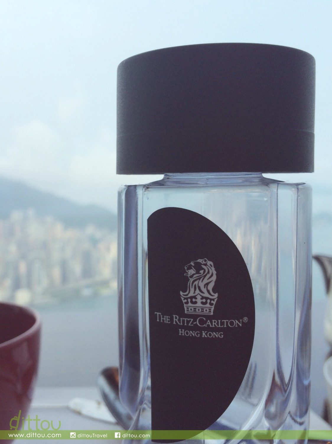 貼著The Ritz-Carlton, Hong Kong標籤和皇冠獅子頭的瓶裝水，看起來大有氣派而且方便衛生，不錯嘛對不對。