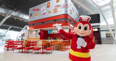 24小時營業、登陸二號客運大樓：Jollibee快樂蜂行李箱店舖造型進駐香港機場